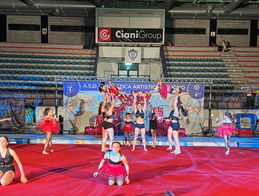 Atlete dell'Artistica Foligno durante un saggio al Palasport